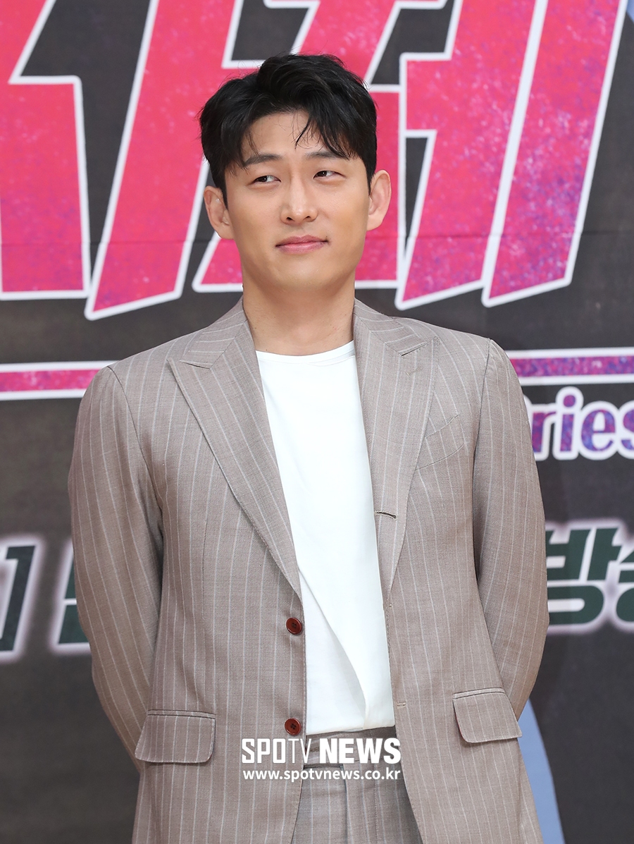 [포토S] 포즈 취하는 배우 고준