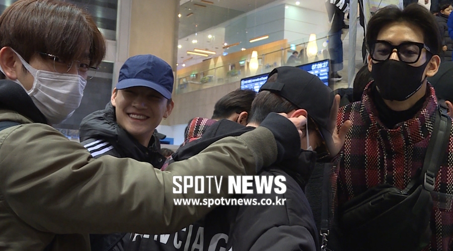 갓세븐 진영&JB, 마크를 향한 멈출 수 없는 장난 [공항패션]