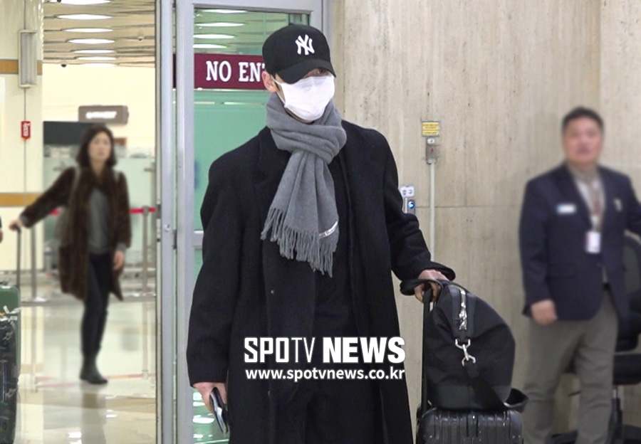뉴이스트 민현 귀국, 팬들의 뜨거운 환영 [영상]