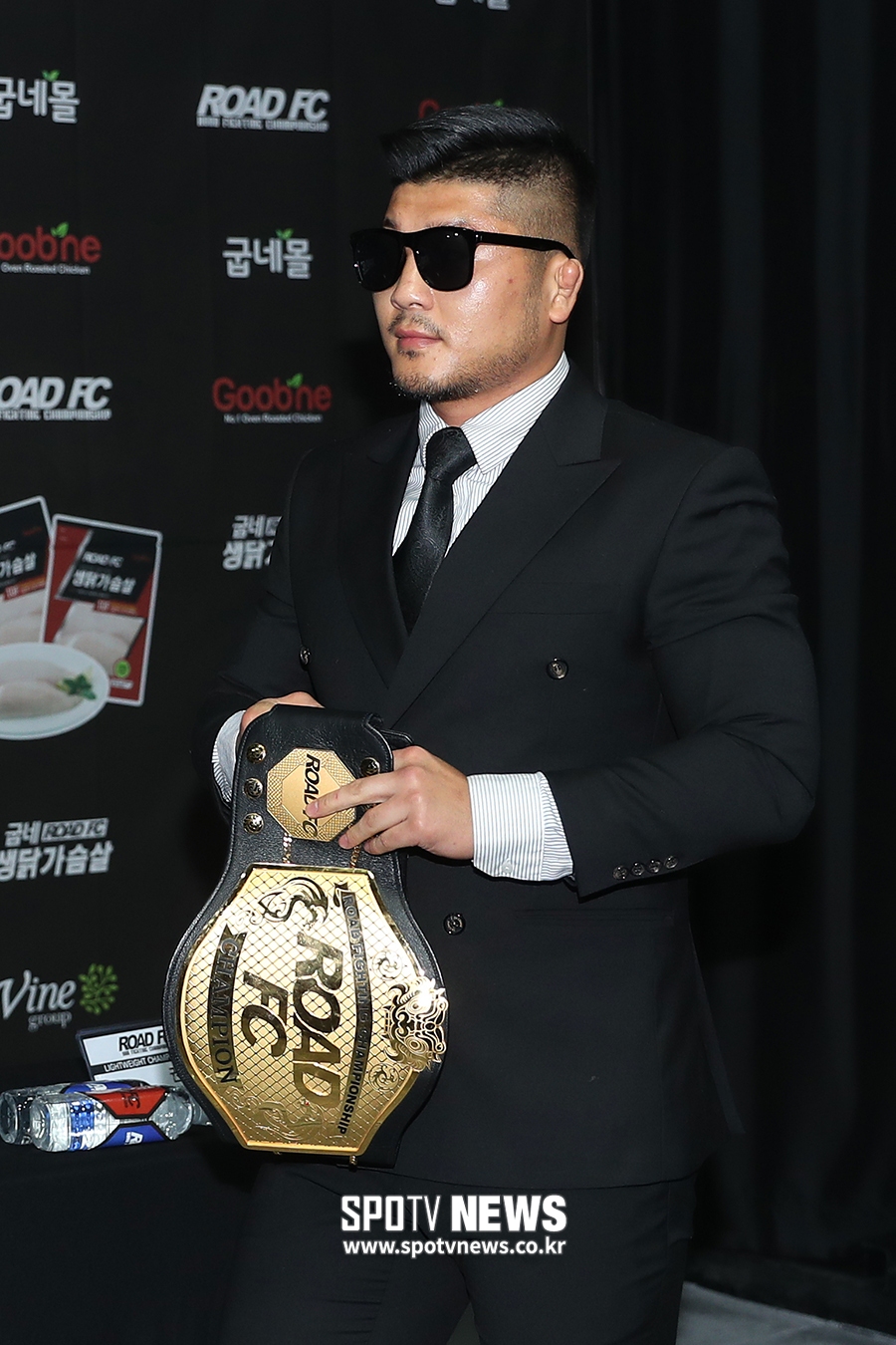[포토S] 챔피언 벨트 들고 퇴장하는 권아솔
