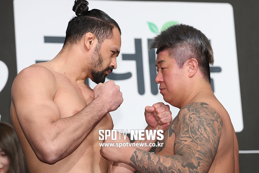 [포토S] 미첼 페레이라-김대성, '덤벼'