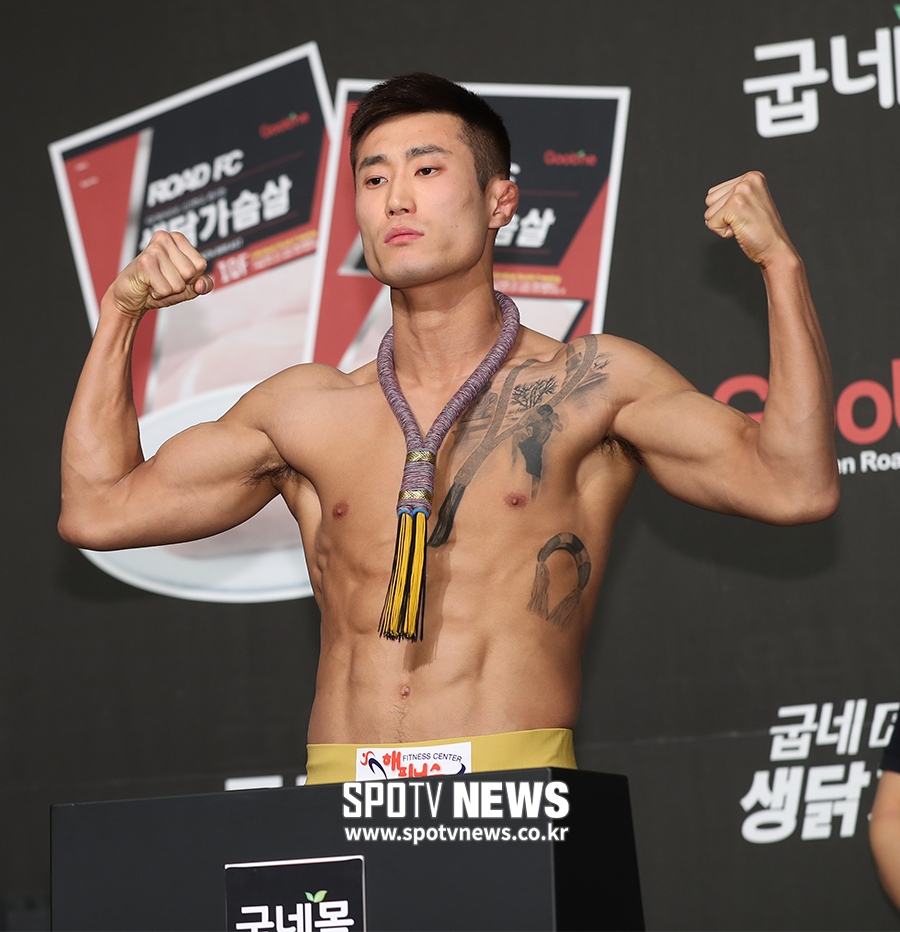 [포토S] 장익환, 무에타이 상징 몽콘 목에 걸고