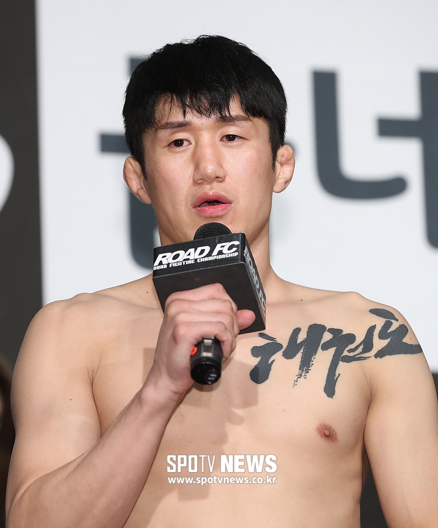 [포토S] 문제훈, 가슴에 태권도 문신