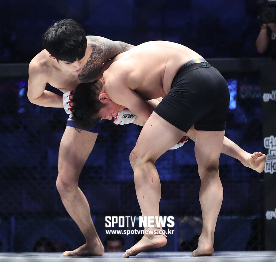 [포토S] 황창환-이성수, 다리를 잡고