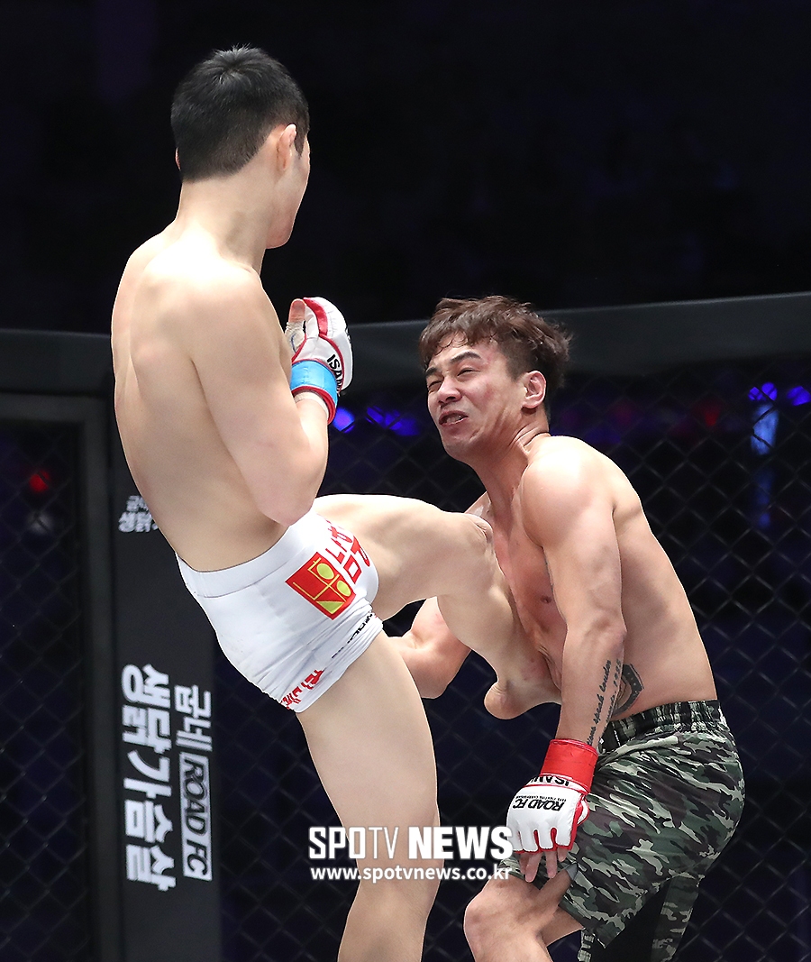 [포토S] 김태성, 홍정기 보낸 미들킥 한방!