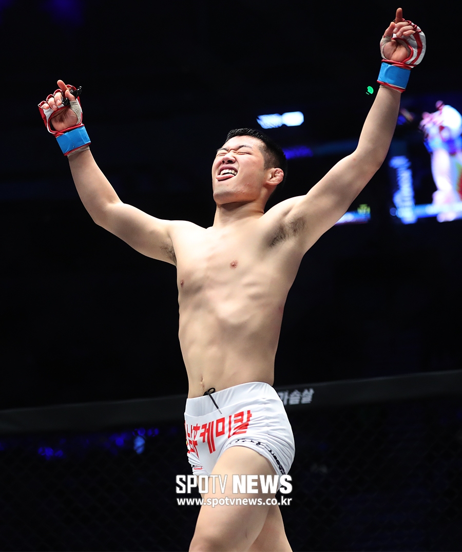 [포토S] 김태성, TKO 승리 거두고 귀여운 세리머니!