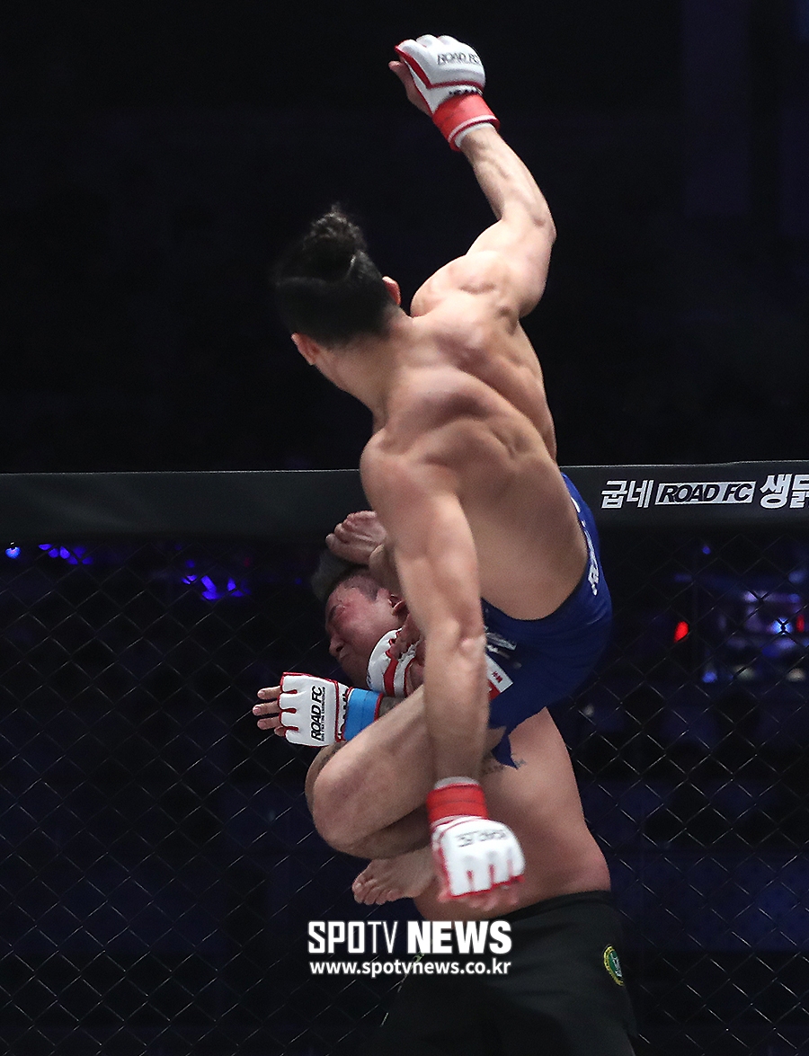 [포토S] 미첼 페레이라, 날라차기!