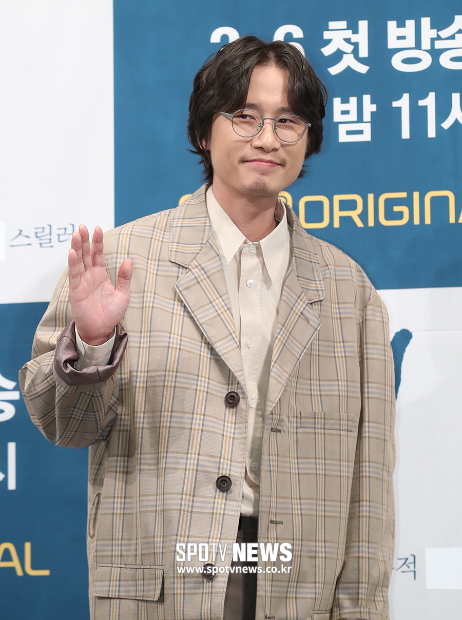 [포토S] 송새벽, 수수한 손인사