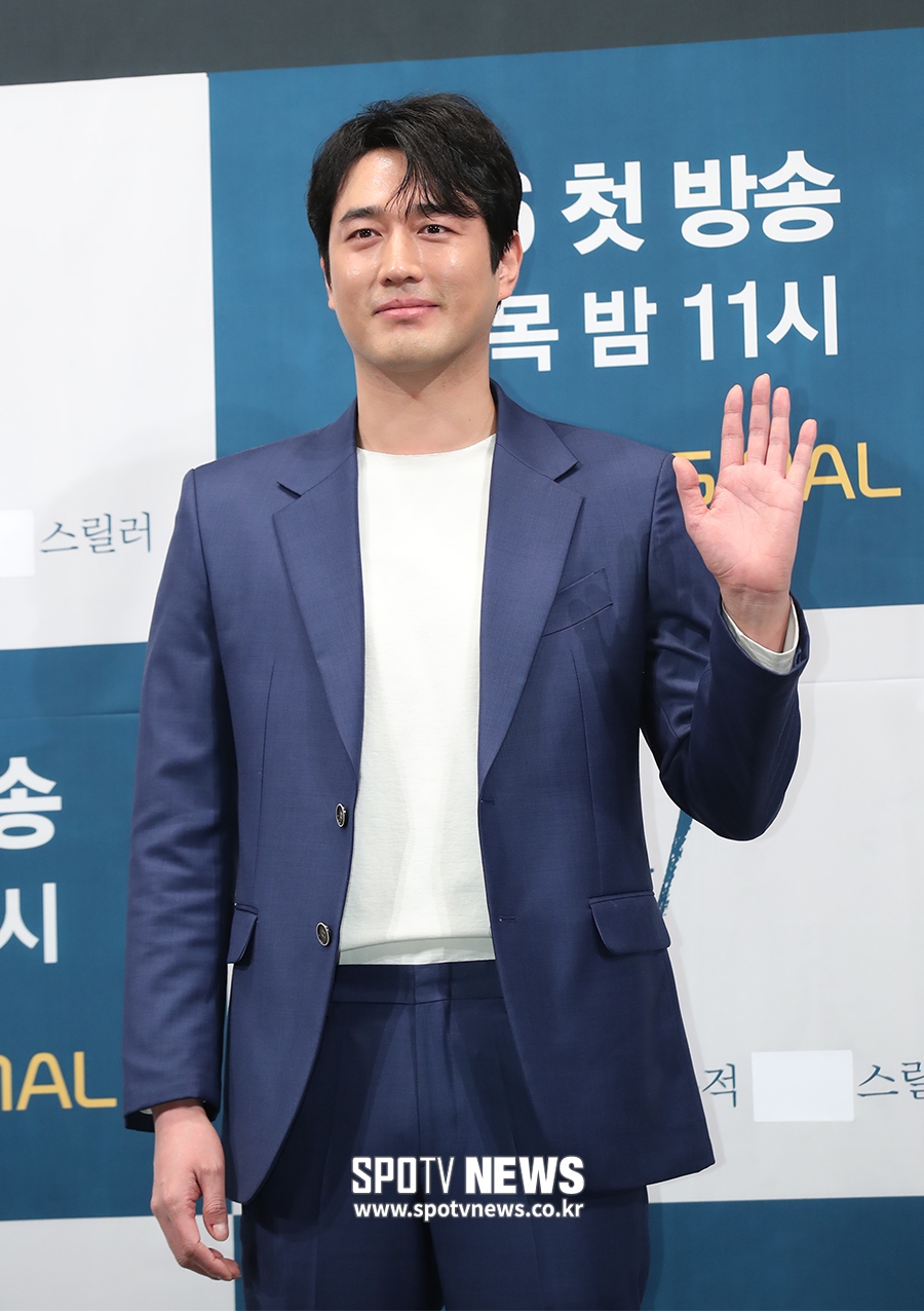 [포토S] 조한선, 수줍은 손인사