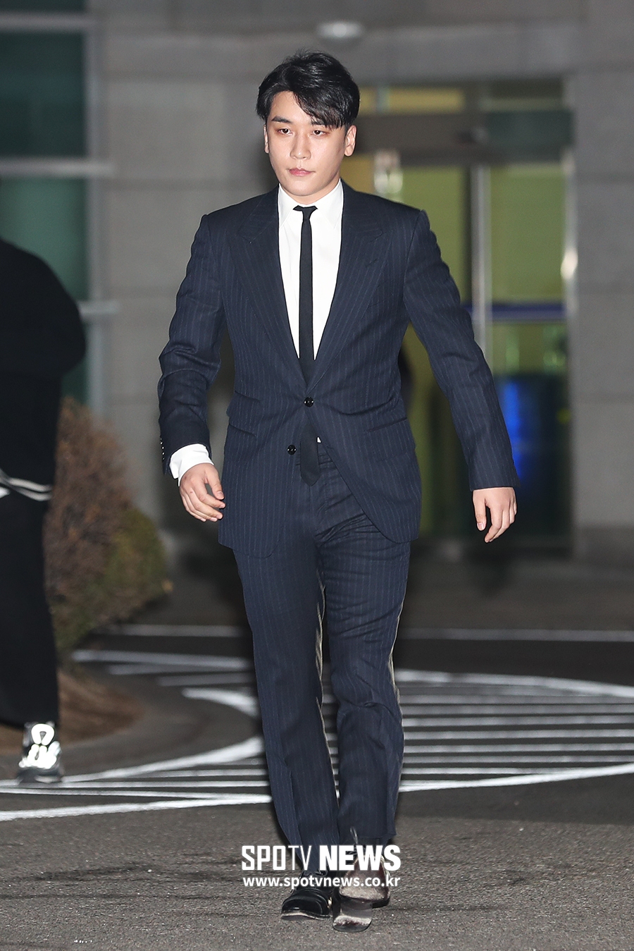 [포토S] 경찰서 자진 출석하는 승리, "성실히 조사 임할 것"