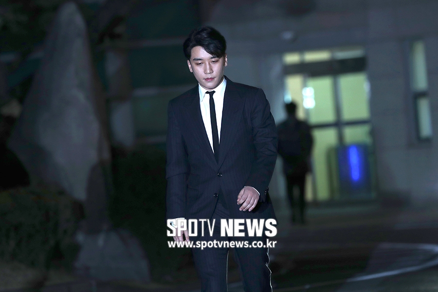 [포토S] 승리, 어두운 표정으로 경찰서 자진 출석