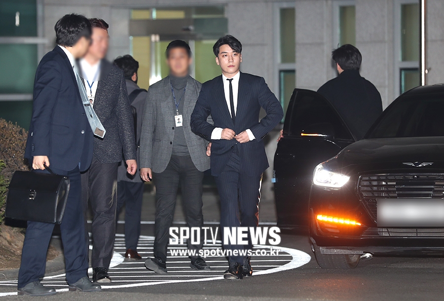 [포토S] '성접대 의혹' 승리, 한밤중 경찰 자진 출석