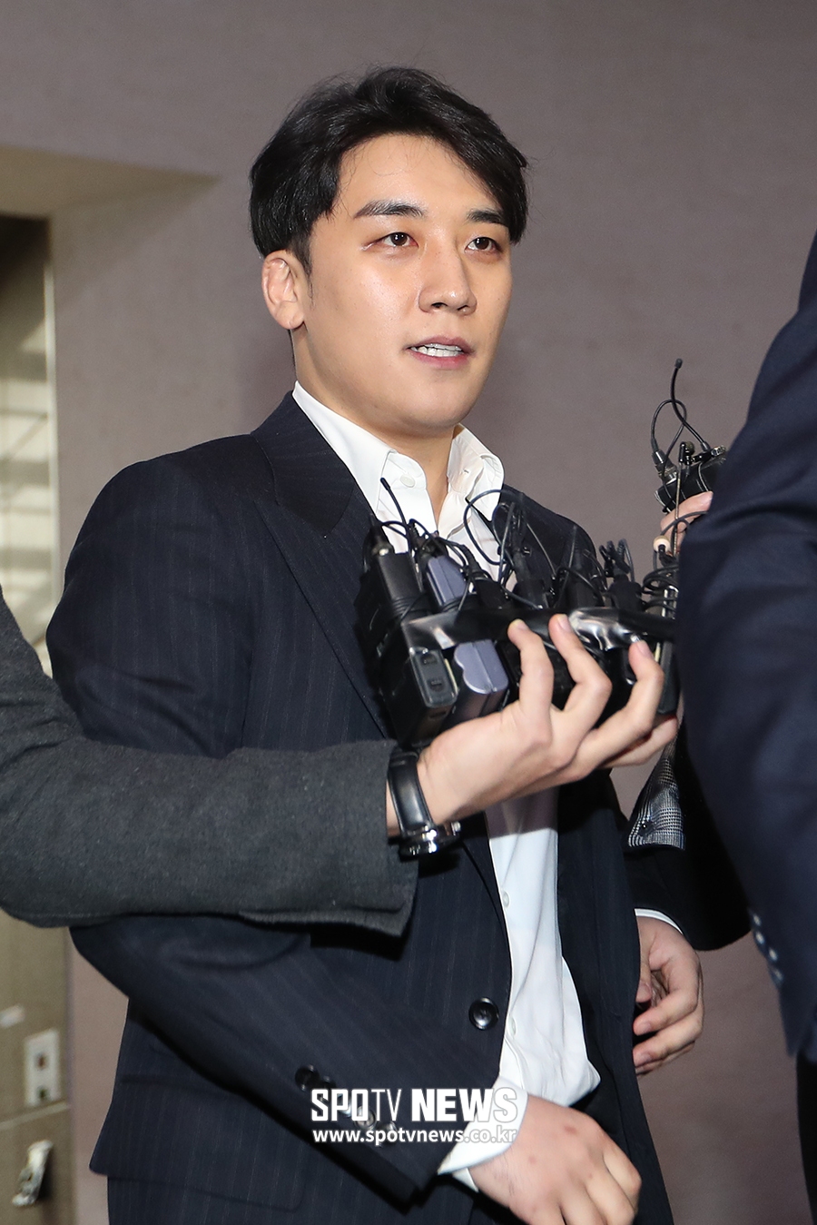 [포토S] 승리, 밤샘 경찰 조사 끝 귀가