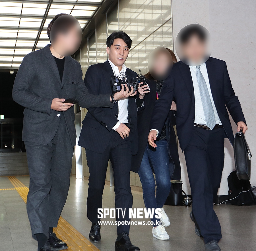 [포토S] 승리, 8시간 밤샘 조사 후 경찰서 급하게 빠져나가