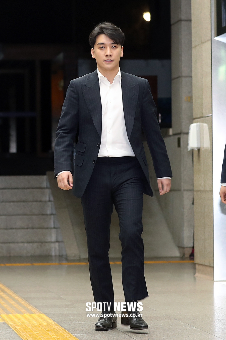 [포토S] 8시간 조사 마치고 경찰서 나서는 승리