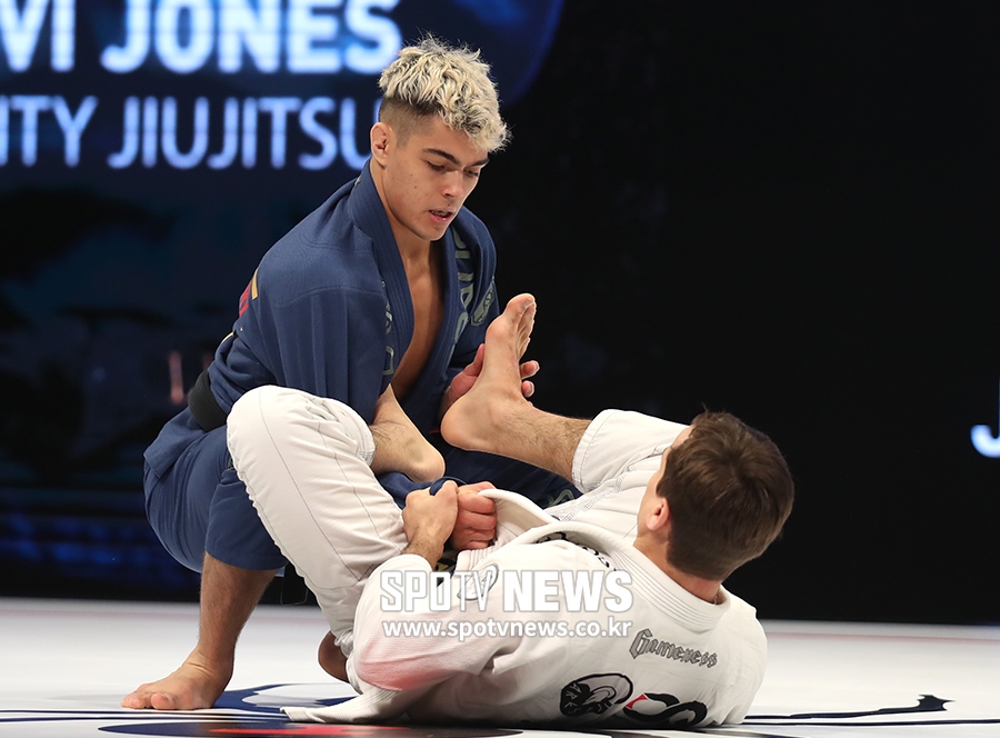 [포토S] 공격하는 리바이 존스