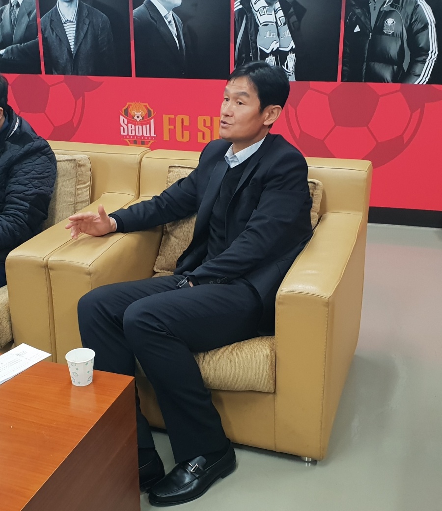 "부잣집 도련님, 소년가장 됐다" 최용수의 말에서 서울을 읽다