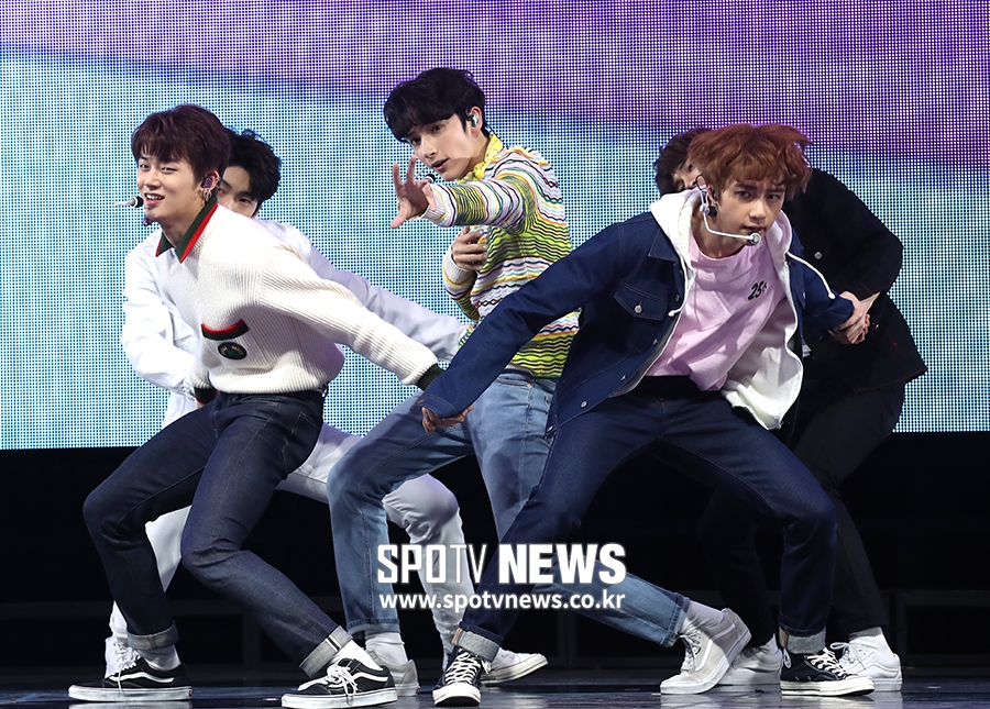 [포토S] TXT 휴닝카이, 에너지 넘치는 무대