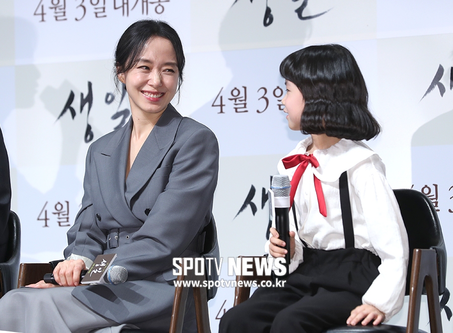[포토S] 전도연, 아역배우를 사랑스럽게 바라보며