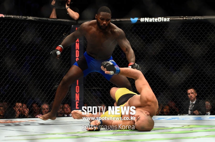 [정오의 UFC] 앤서니 존슨 "존 존스와 헤비급 경기라면 은퇴 철회"