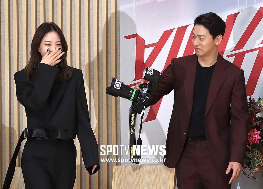 [포토S] 한예슬, 주진모의 밀착 취재에 당황