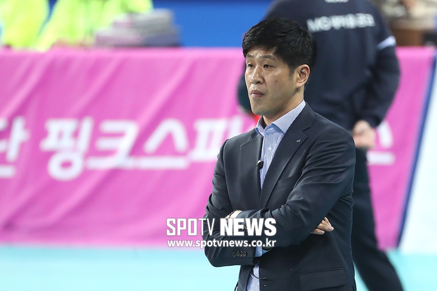 [포토S] 경기 지켜보는 김종민 감독
