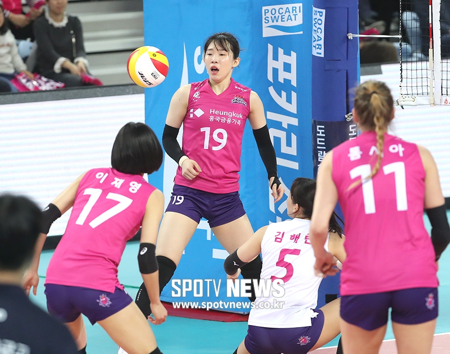 [포토S] 이재영-김미연, 공을 그저 바라보기만