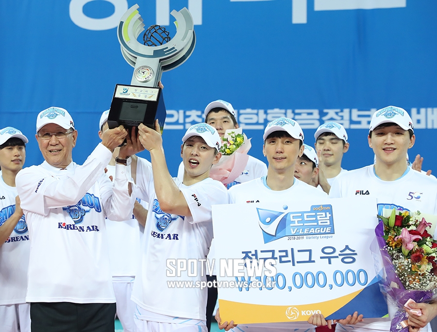 [포토S] 우승 트로피 들어 올린 대한항공