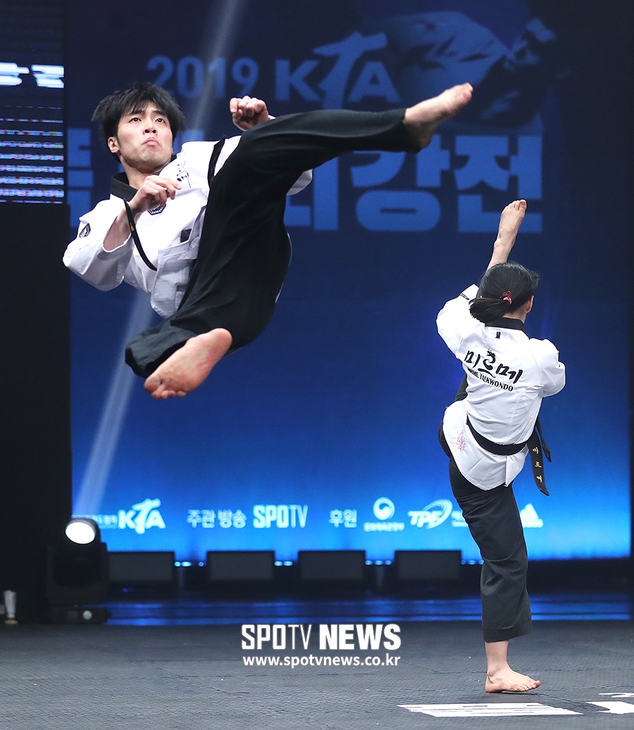 [포토S] 신민철-장한별, 공중 발차기
