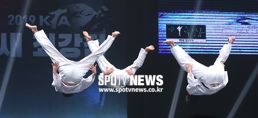 [포토S] 태권도 품새전, 공중 부양