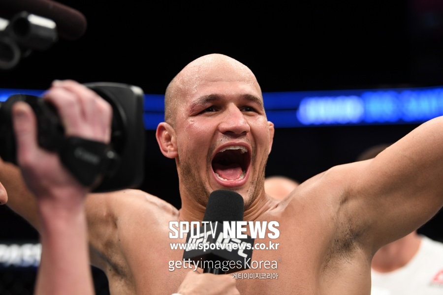 [정오의 UFC] 도스 산토스 "8월 은가누와 대결 가능"