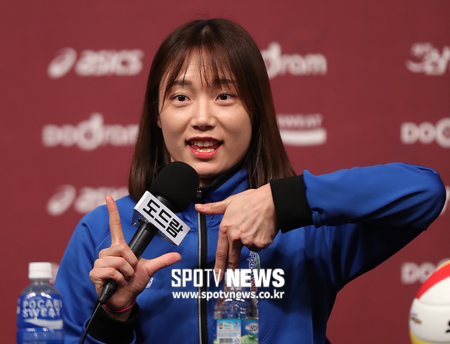 [포토S] 문정원의 귀여운 손대답