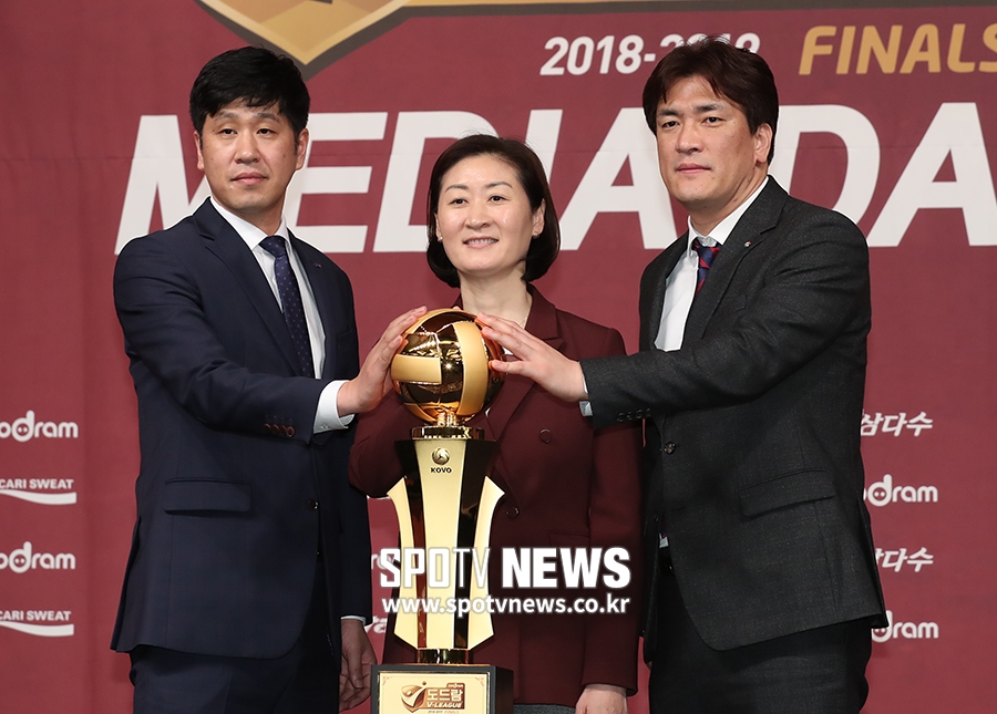 [포토S] 우승 트로피에 손 얹은 여자 배구 감독들