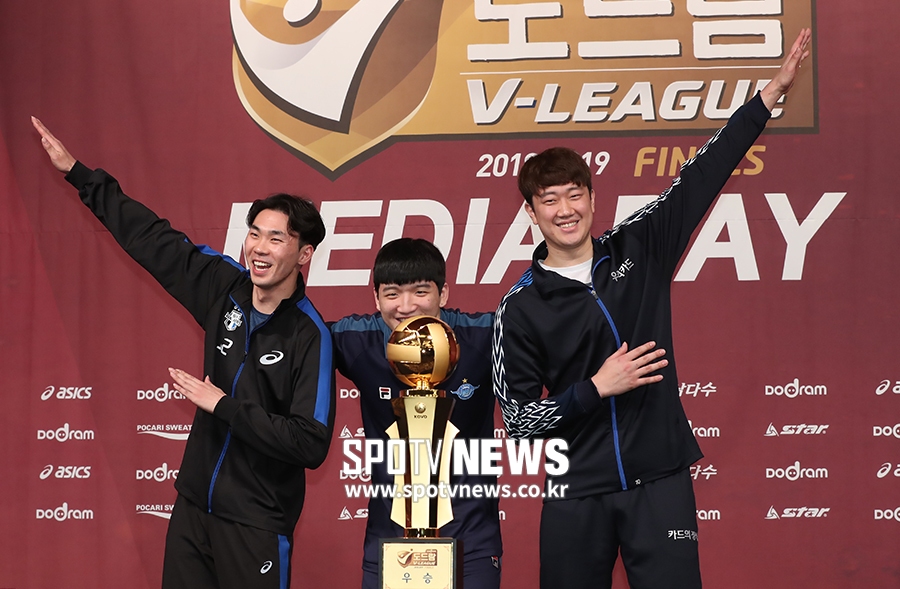 [포토S] '우승 트로피 향해 날아라'