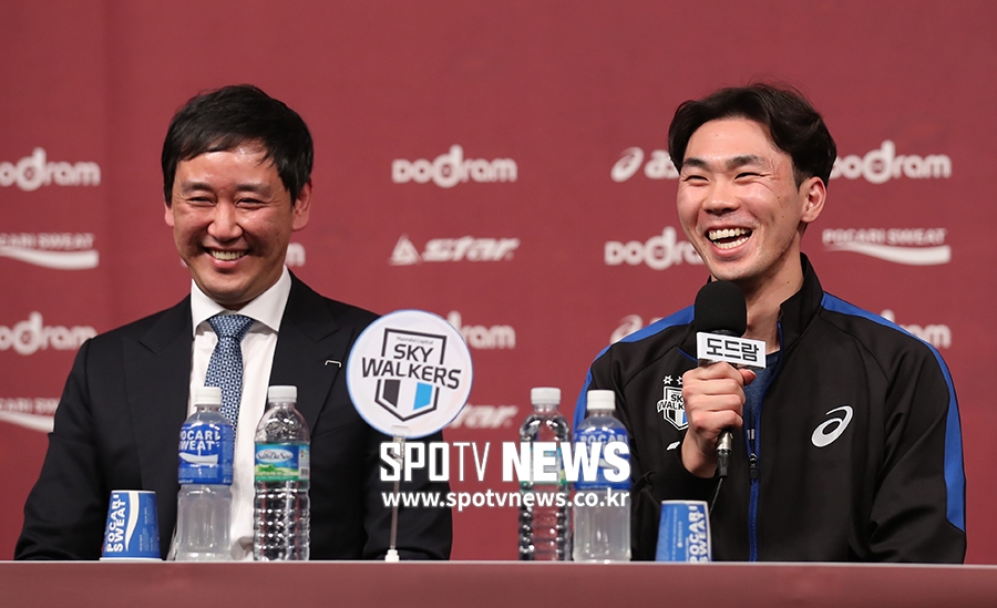 [포토S] 전광인, 최태웅 감독에게 큰 웃음