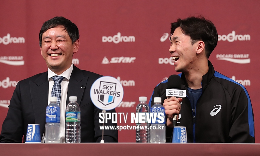 [포토S] 최태웅 감독, 당찬 전광인 기대감에 당황