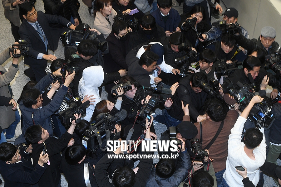 [포토S] '몰카 논란' 정준영, 취재진에 둘러싸여 힘겨운 귀국길