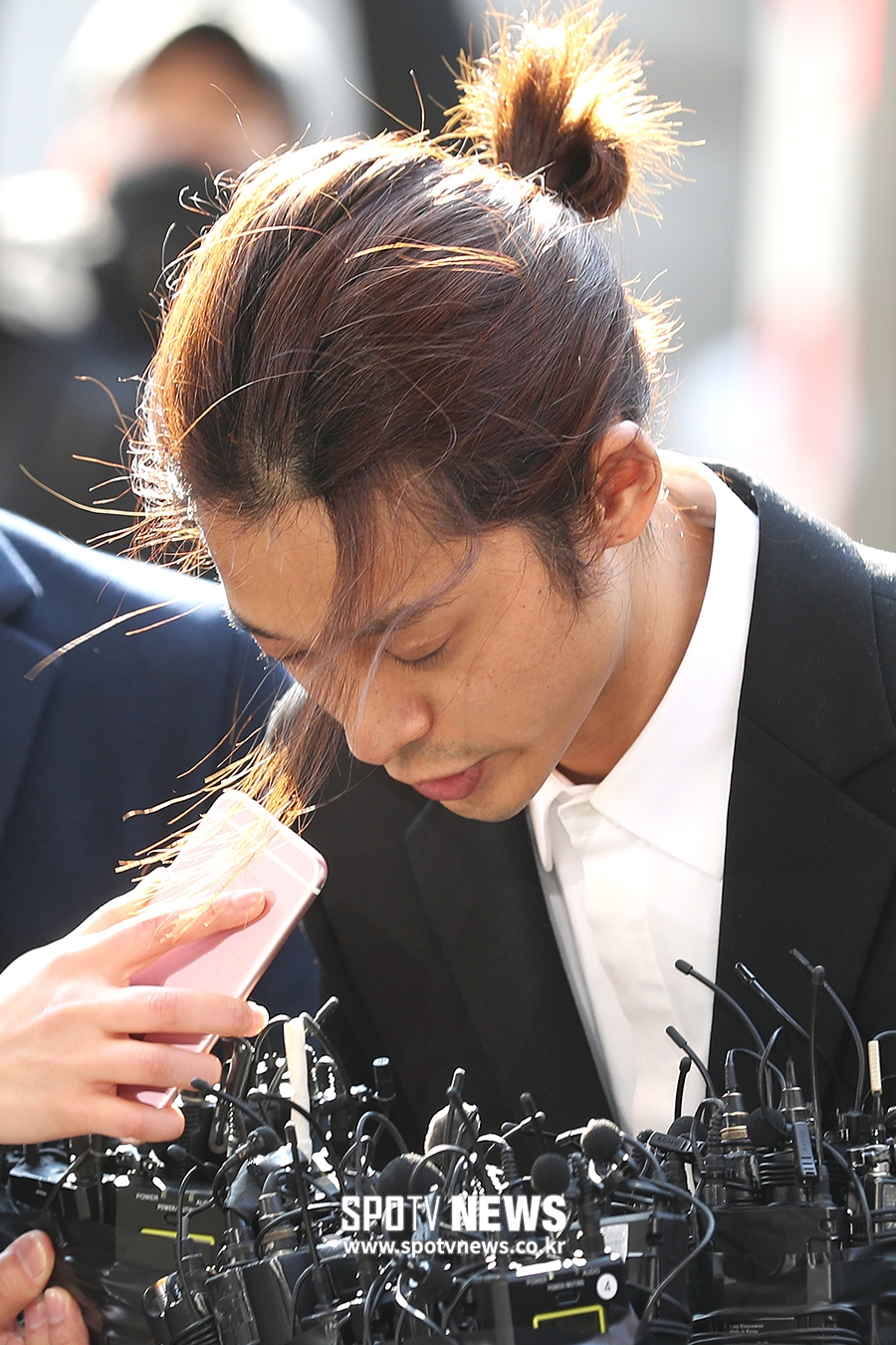 새벽부터 장사진…뜨거운 관심 쏠린 정준영 출두현장