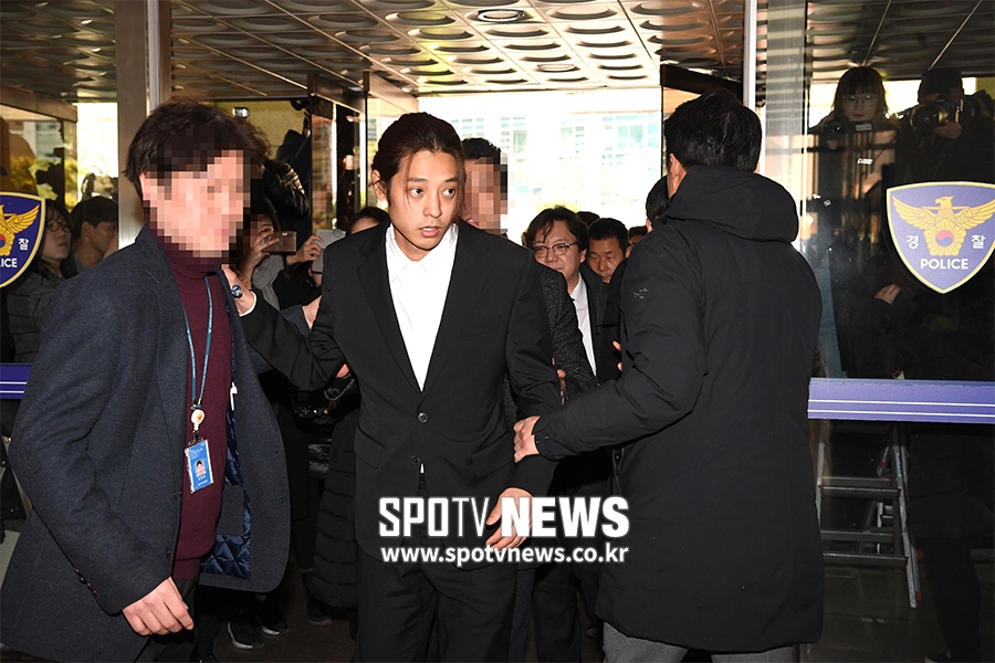 [포토S] 힘겹게 경찰서 들어서는 정준영