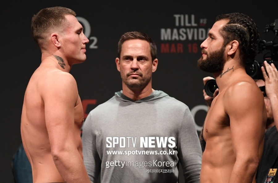 UFC 경기장이 콘서트장으로…파이터 선창→영국 관중 '떼창'