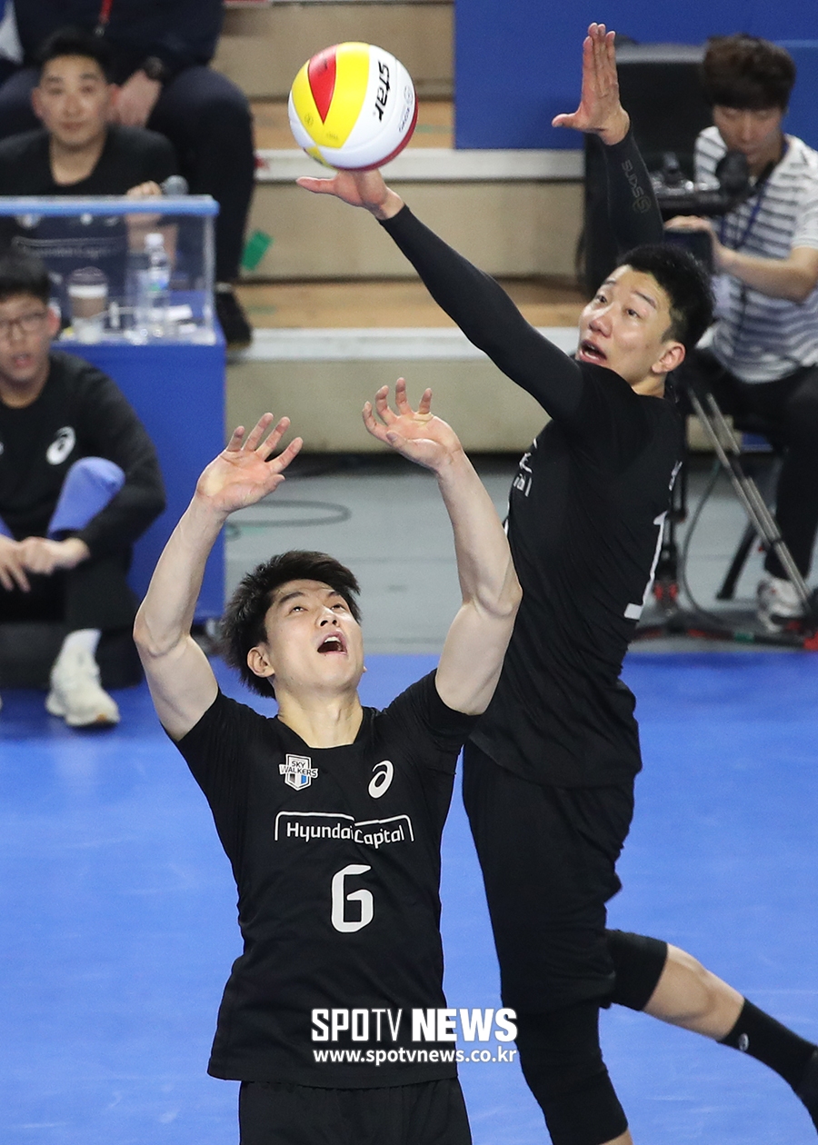 [포토S] 토스 올리는 이승원