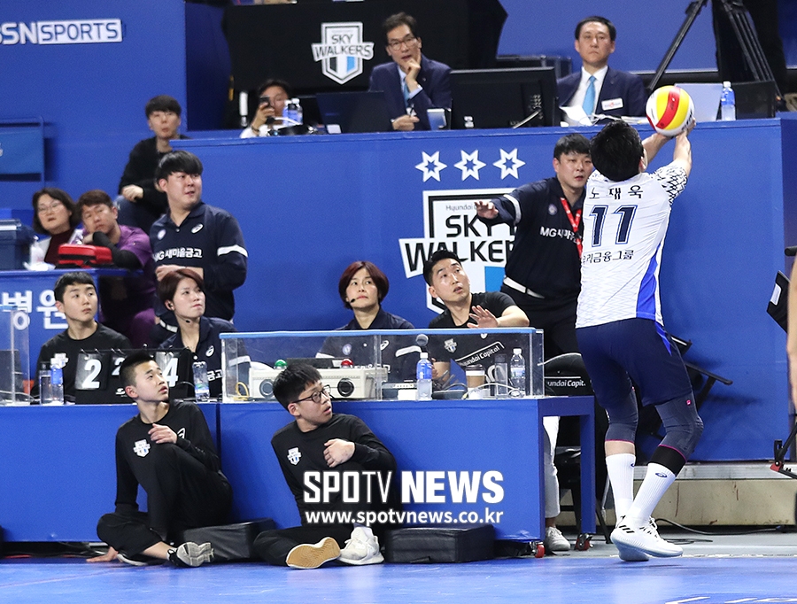 [포토S] 어려운 볼 걷어내는 노재욱