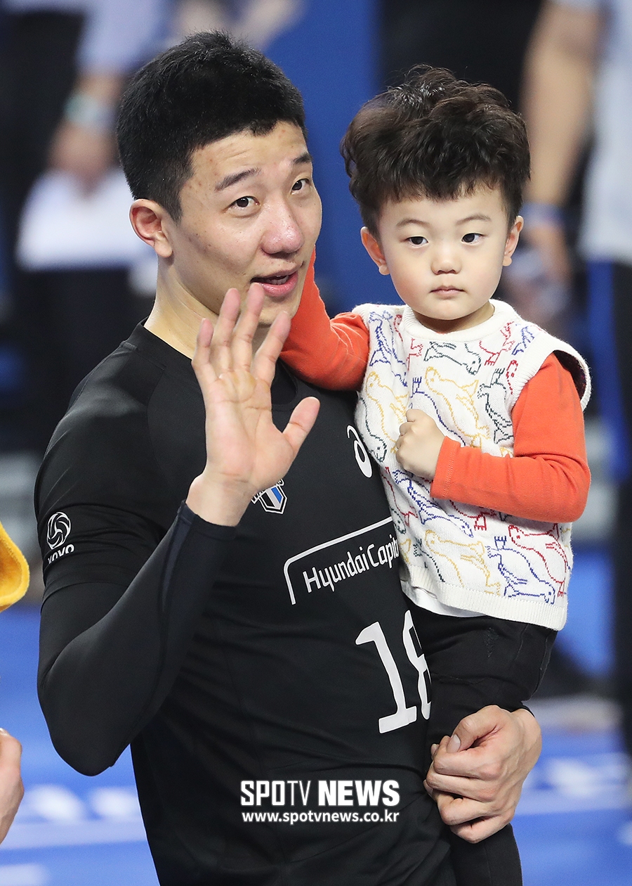 [포토S] 신영석, 사랑스러운 아들 안고