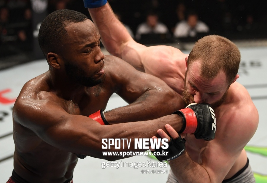 UFC 웰터급에 나도 있다…리온 에드워즈, 넬슨 꺾고 7연승