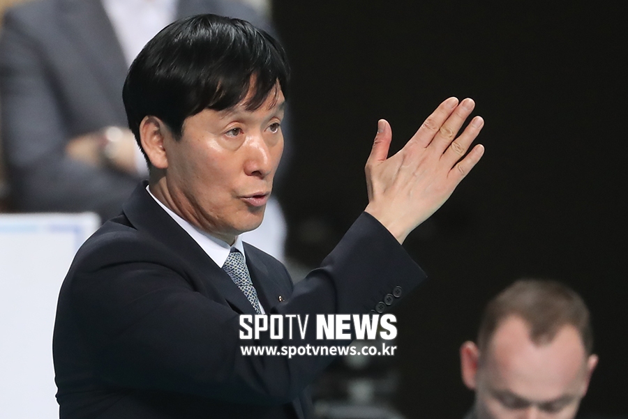 [포토S] 작전 지시하는 신영철 감독