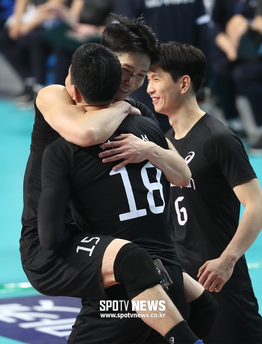 [포토S] 문성민, 신영석 향해 폴짝