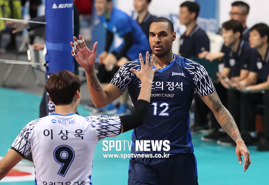 [포토S] 하이파이브 하는 아가메즈