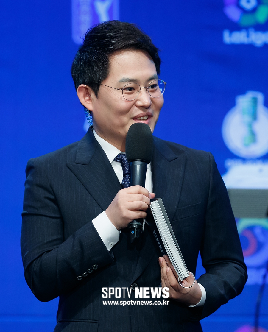 [포토S] 인사하는 스포티비 김명정 캐스터