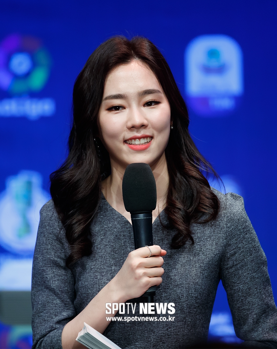 [포토S] 커넥트 데이 행사 진행하는 노윤주 아나운서
