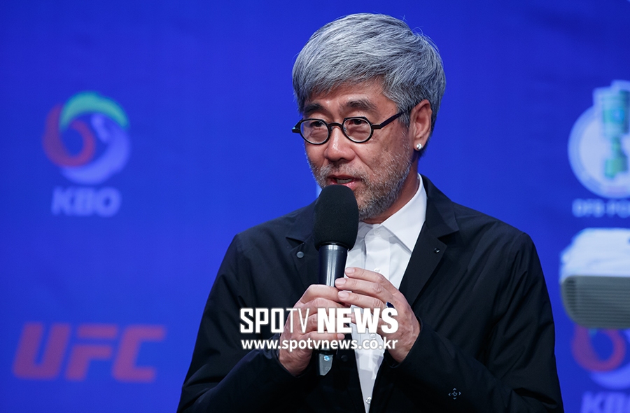[포토S] 인사하는 민훈기 해설위원